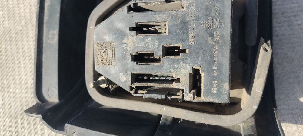 Продам задний фонарь в3 wvagen