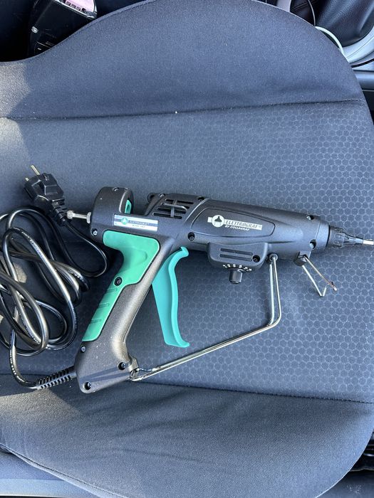 Pistol profesional cu batoane de silicon