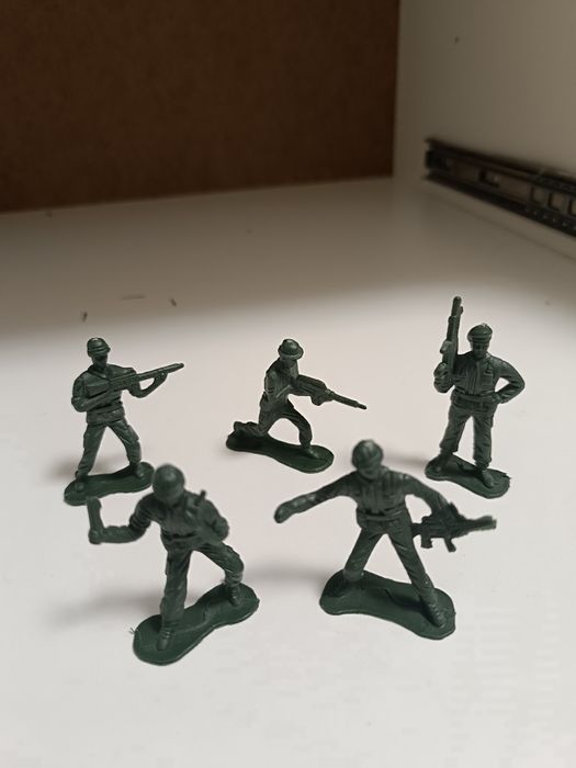 Наборы солдатиков.