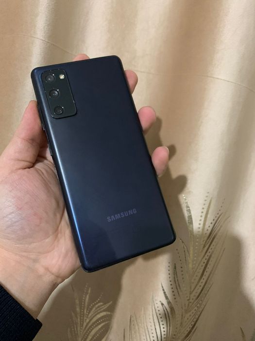 В продаже Самсунг S20FE.