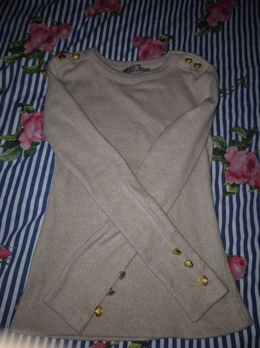 Bluza bej cu nasturi