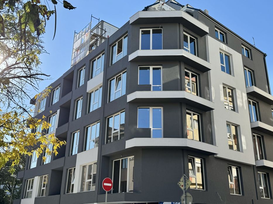 Продава се Тристаен апартамент в Варна, Автогара - 110 кв.м за 1819 €/кв.м - Снимка #1