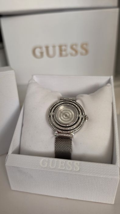 Часовник Guess дамски