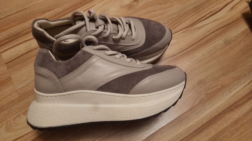 Продам новые кроссовки