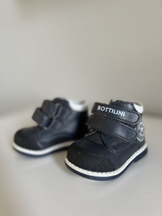 Продам детские ботинки