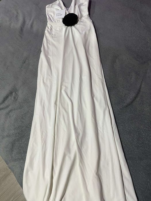 Елегантна бяла рокля