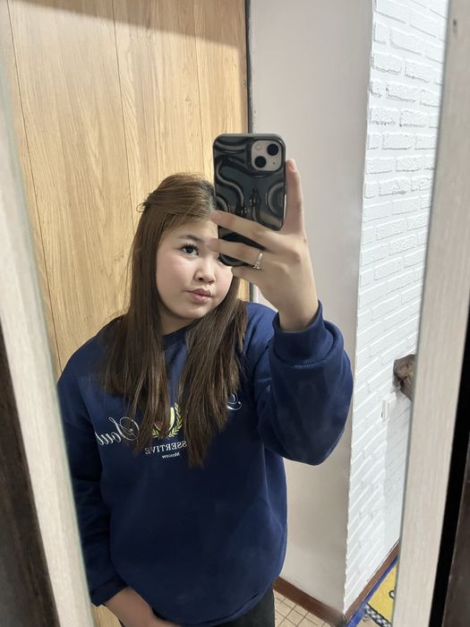 Толстовка жап жаңа тек размері кішкентай болып тұр