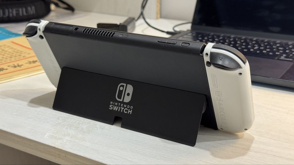 Nintendo Switch OLED + Zelda BOTW