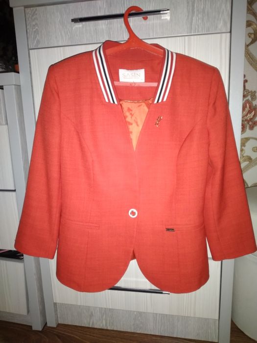 Красный пиджак красивый