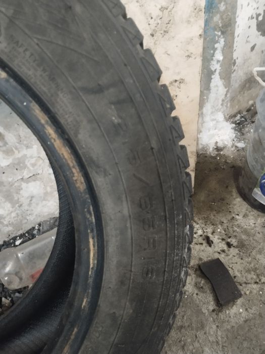 Продам 2 шины шипованные 215/65/16