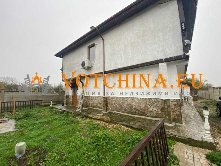 Двуетажна къща с двор в село Безводица