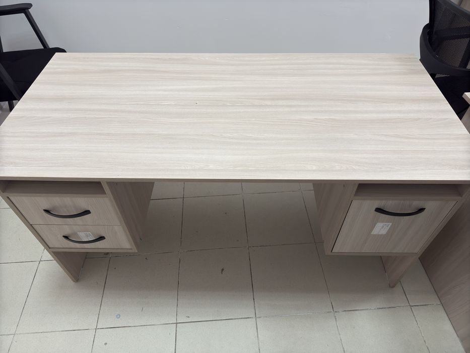 Мебель офисная, новая, классические цвета. Срочно. Стол стулья кресла