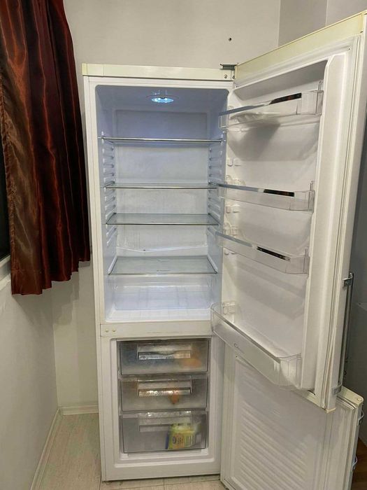 Продавам хладилник с фризер Канди