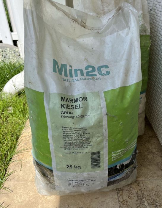 Vând 2 saci piatra decorativa gri-verzuie