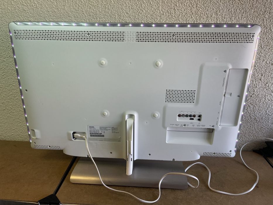 Телевизор Philips Full HD LED 37” Ambilight - 37PFL9606