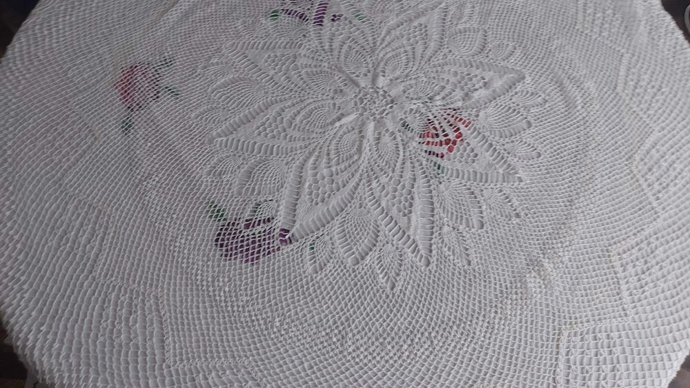 Продавам покривки за кръгла маса на една кука