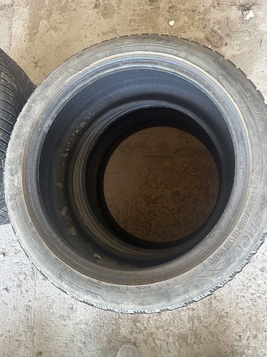Продам покрышки 235/45/18