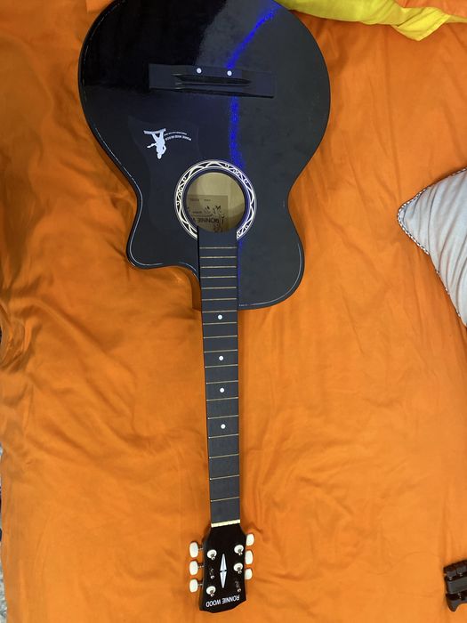 Две акустические гитары