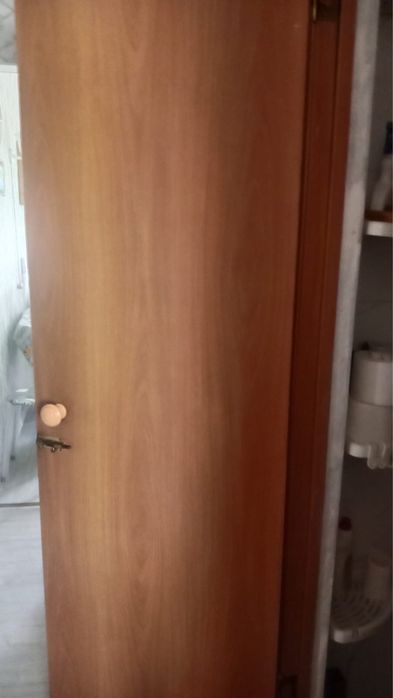 Срочно продам двери с коробкой