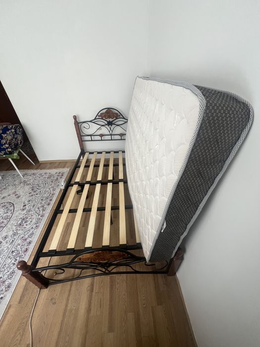 Продам кровать с матрасом