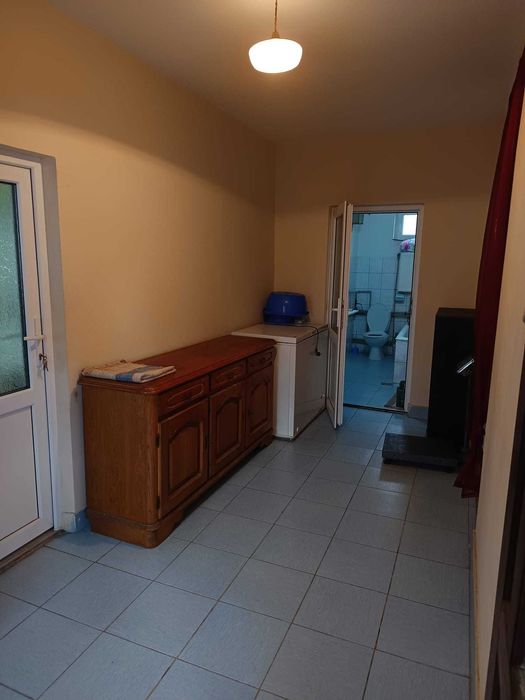 Se vinde casă, situată într-o zonă liniștită, ideală pentru locuit și relaxare.