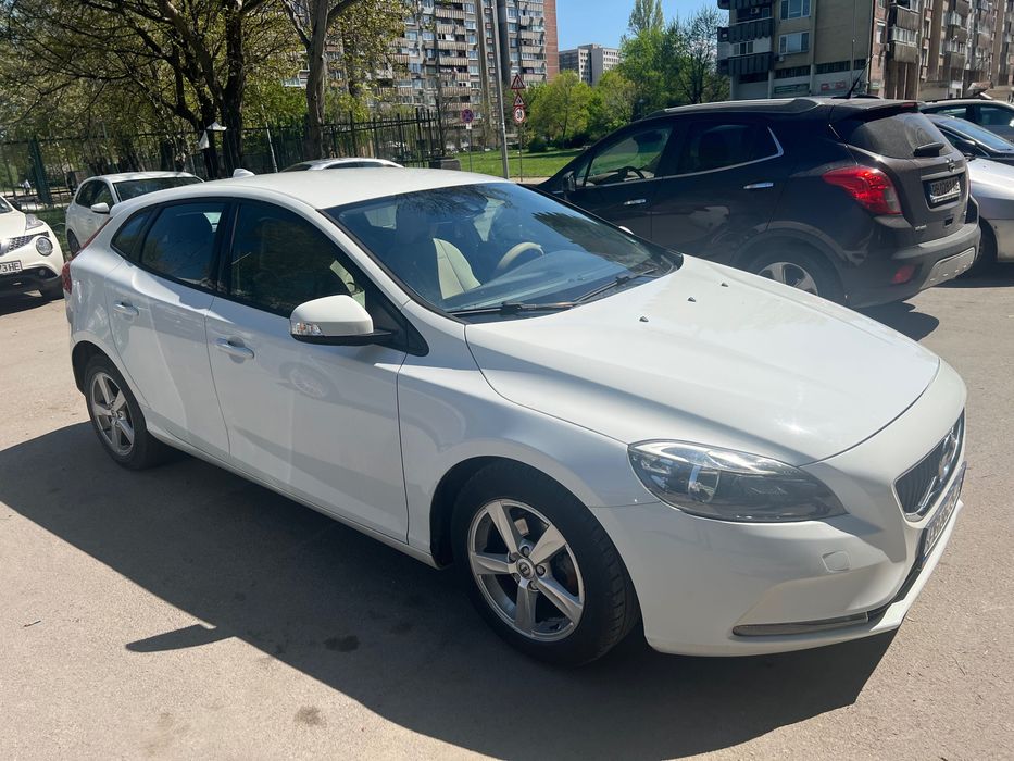 Продавам Волво V40 2.0