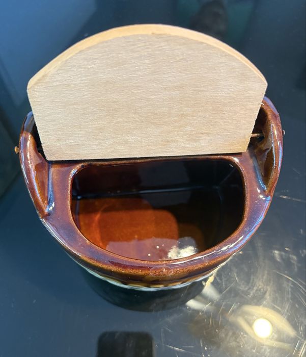 Винтидж керамичен стенен буркан за сол