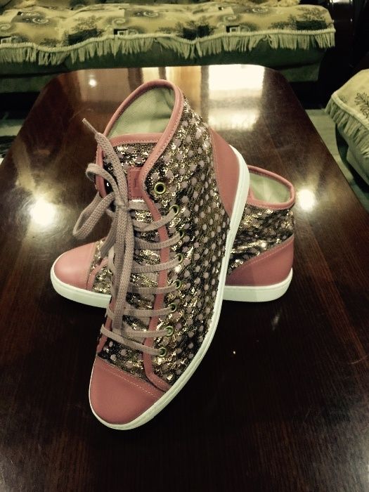 Женские кеды фирмы "Валентино" новые.