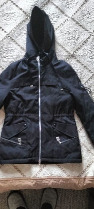 Ветровка с капюшоном