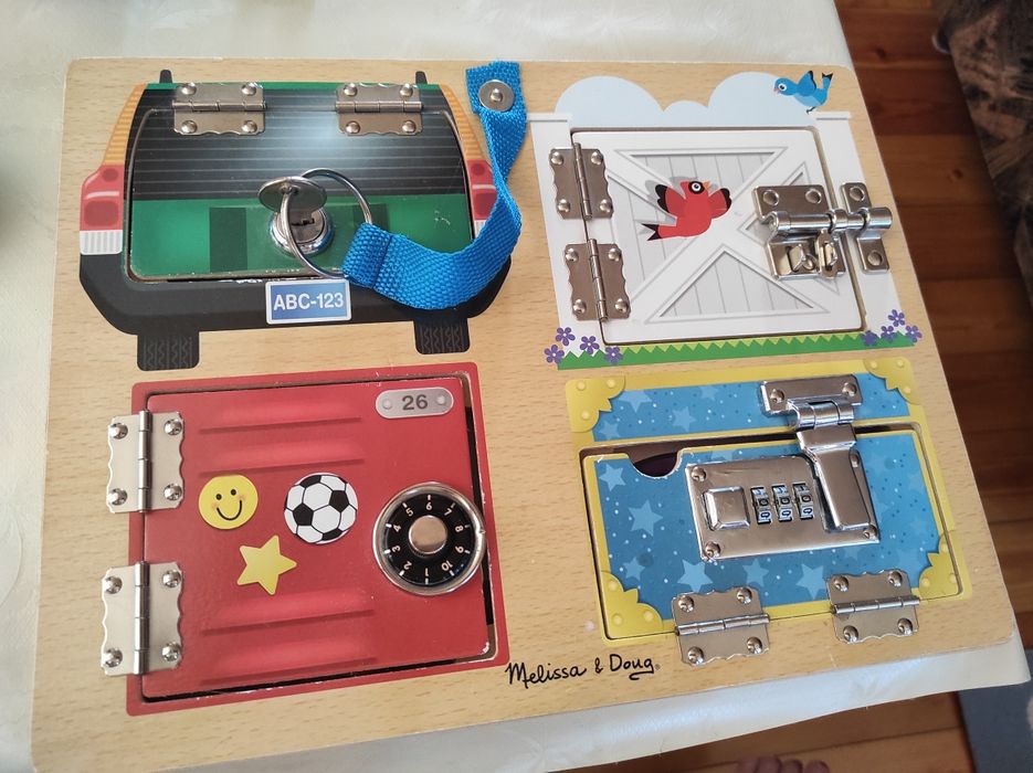 Детска дървена дъска с ключалки Melissa & Doug