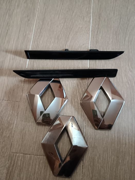 Ornament aripa + emblema Megan 4