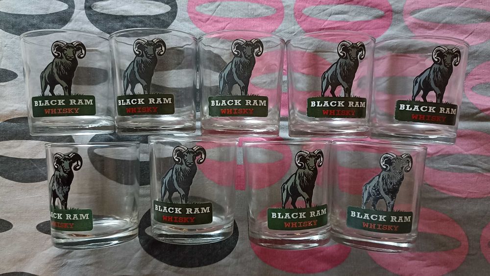 Продавам лот стъклени чаши Black Ram, трапезни чаши и чаши за сладолед