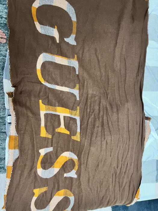 Vand esarfa GUESS originală