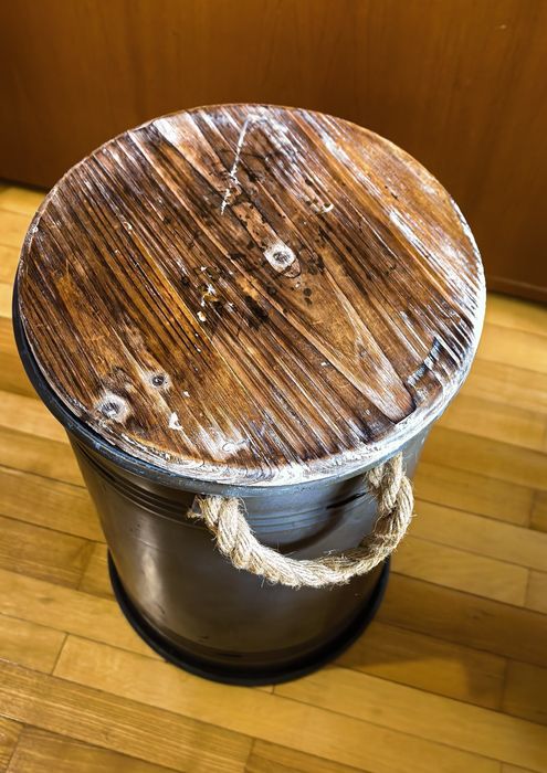 Mobilier multifuncțional cu design industrial vintage