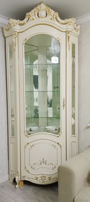 Продам Угловой сервант
