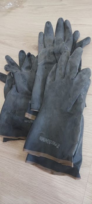 Перчатки рабочие разные.