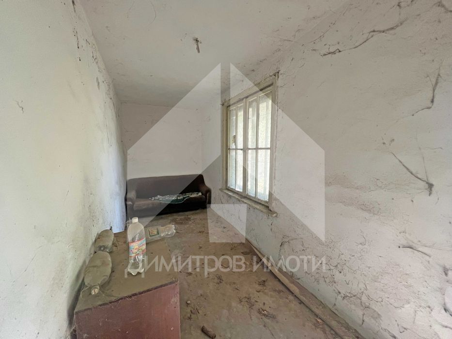 Продава вила на два етажа с дворно място 670 кв.м. в с. Зайчино ореше.