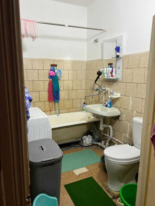 Продам однокомнатную квартиру в 12 микрорайоне.