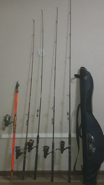 Жёсткий футляр для спиннингиста  четыре спиннинга в  укомплектованный