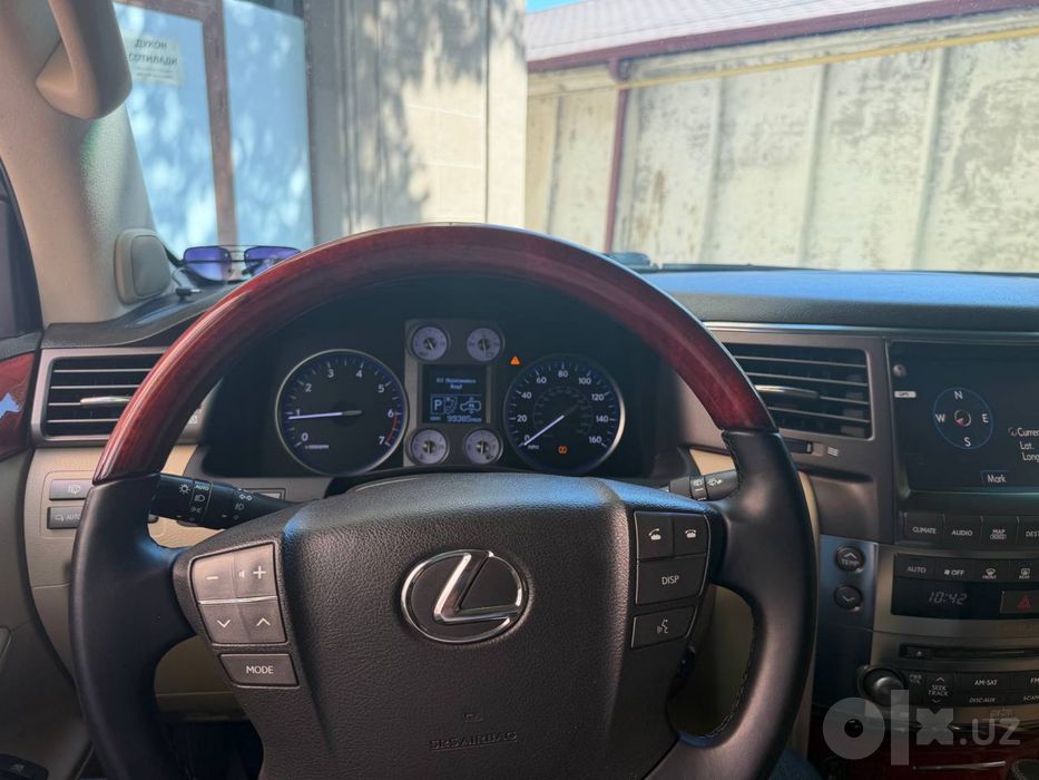 Lexus LX 570 srochna sotiladi