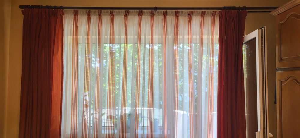 Vand galerie lemn cu perdea si draperie