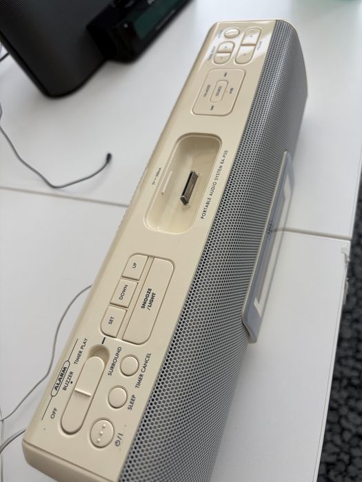 Radio FM JVC, cu alarma, docking si Aux