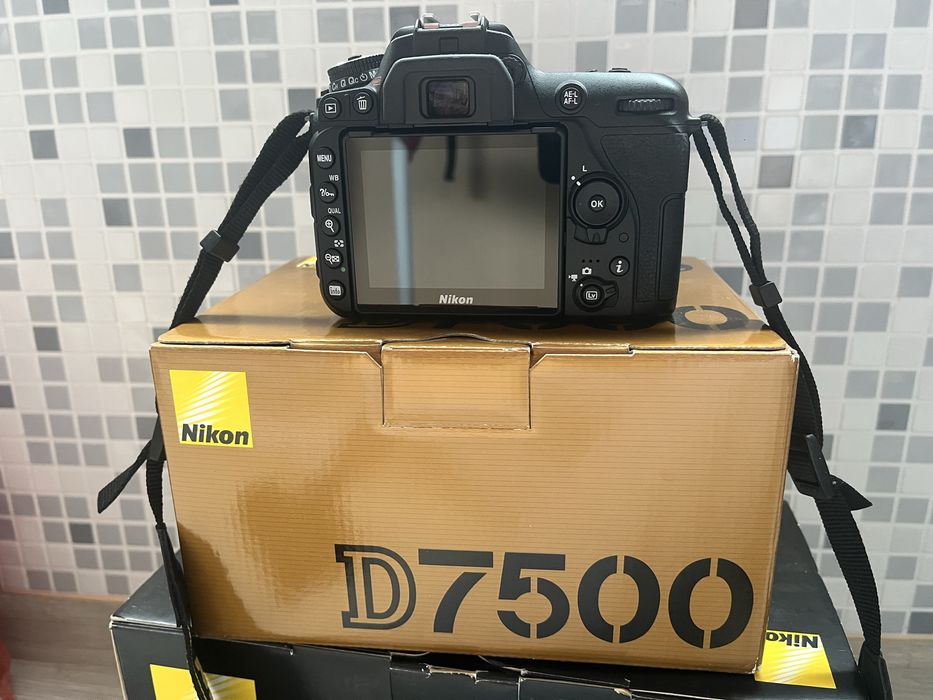 Продавам Nikon D7500 + външна светкавица Godox