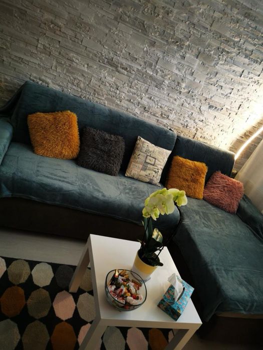 Vând colțar extensibil, foarte masiv, cu lada de depozitare