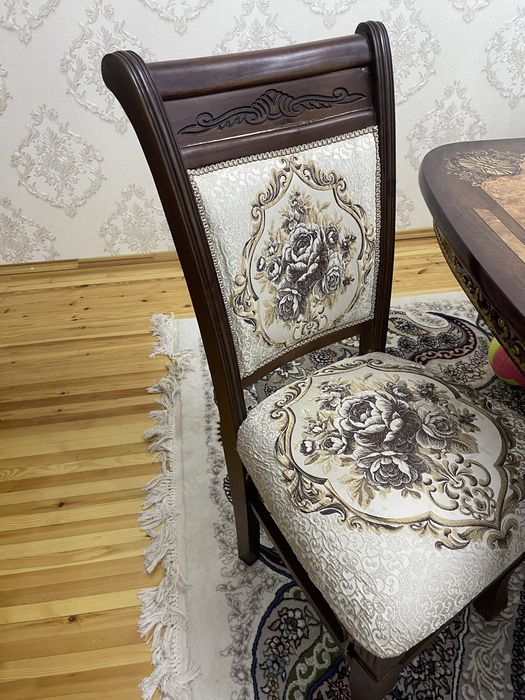 Стол со стульями