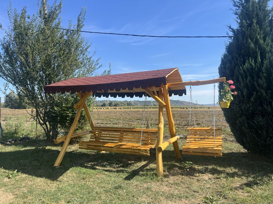 Leagăn XXL din lemn masiv de salcâm cu pui și vaze decorative