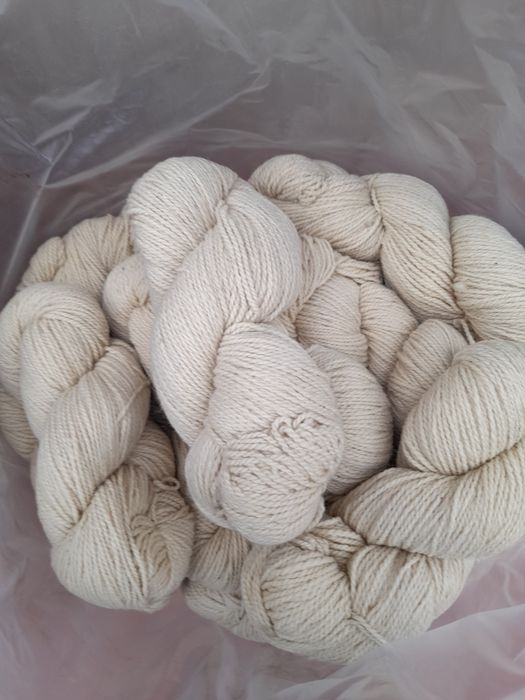 Vând lână toarsă un fir în scul