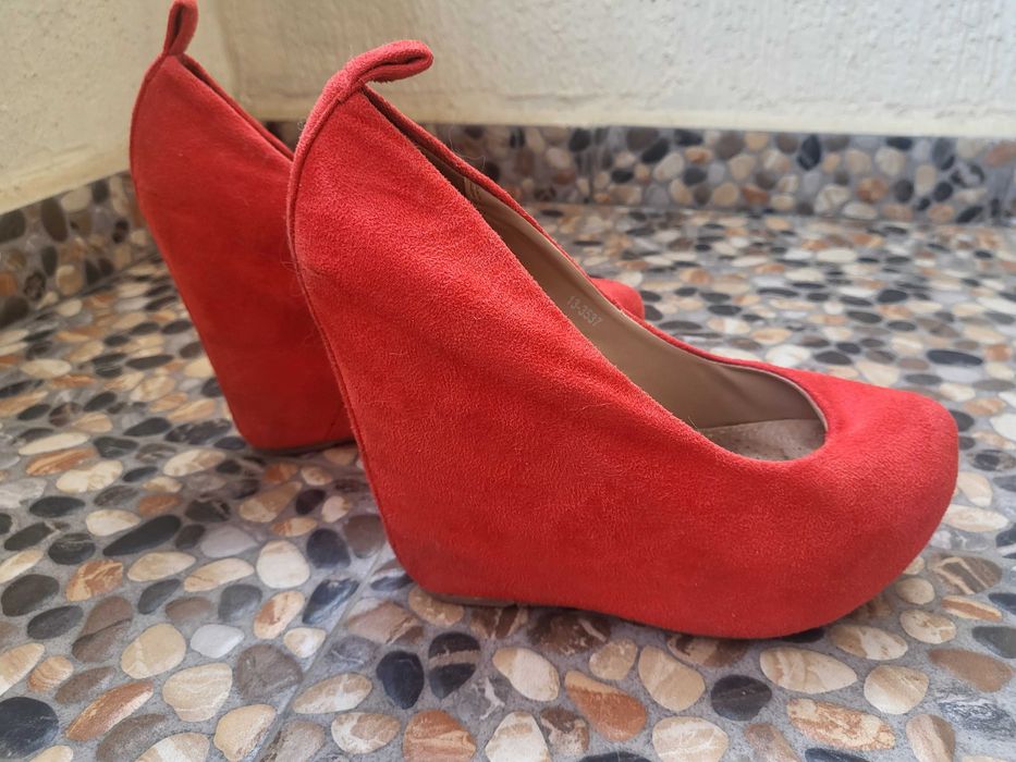 Червени обувки на платформа