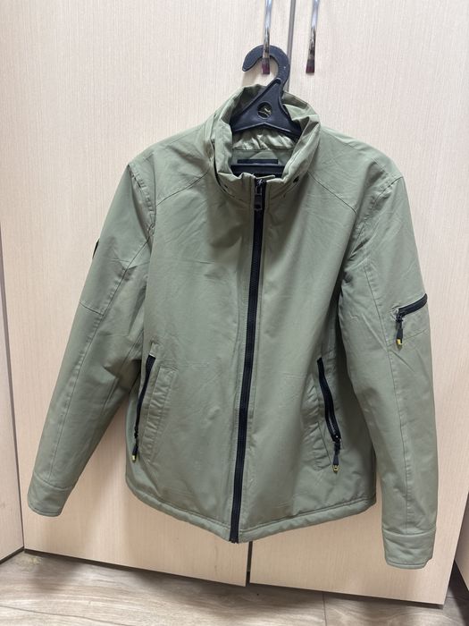 Весенняя куртка в продаже, размер 46.