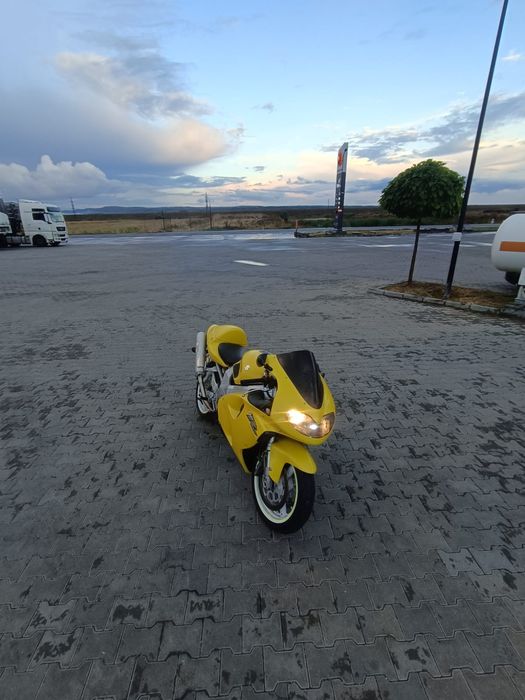 Motocicleta Suzuki 1000 injecție